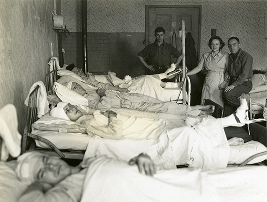 E-35-066-injured patients in ward