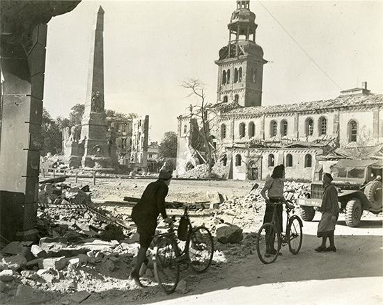 I-3-007-Worms-ruins+people with bicycles copy