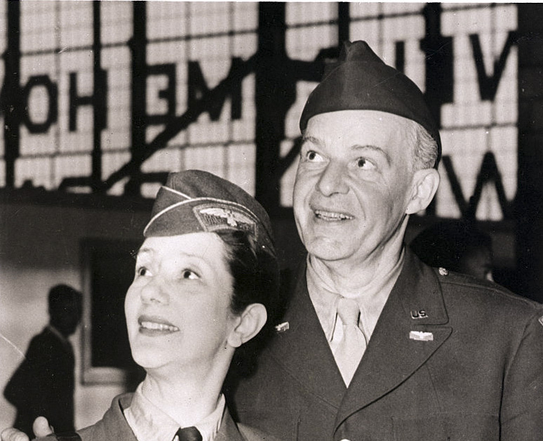 (Original Caption) 8/8/1945-New York, NY- Alfred Lunt and Lynn Fontaine, in their latest roles as USO-camp show entertainers, arrive at LaGuardia Field after a flight from Paris aboard an Air Transport Command Plane. They played before several hundred thousand American soldiers while overseas. They will leave shortly for their Genesee,Wisconsin, farm.